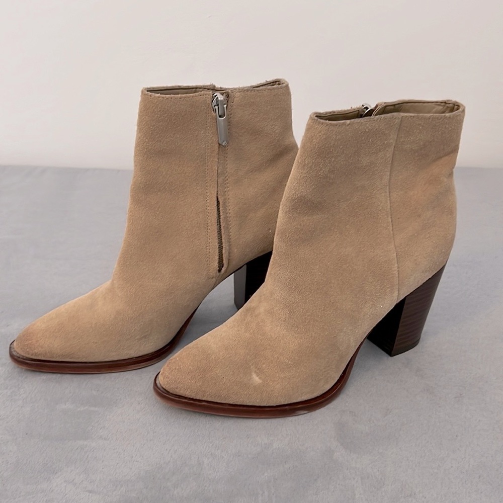 Booties in great condition, perfect for the season!
